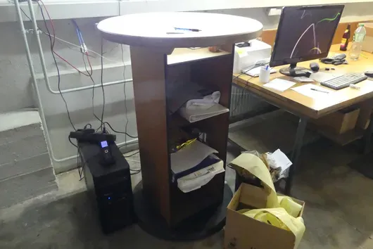 Table haute avec contenu