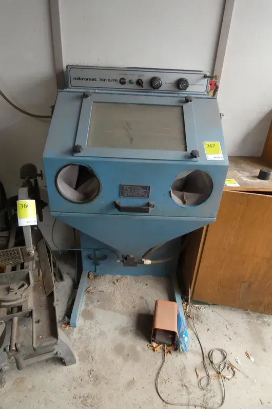 Sandblasting cabinet