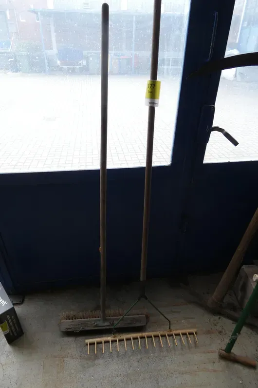2x outils à manche