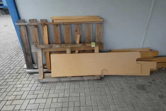 Partij hout en gele bak
