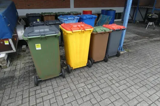 4x мусорный контейнер, с содержимым