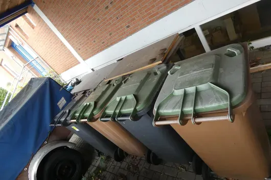 4x мусорный контейнер, с содержимым