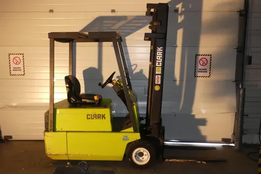 Chariot élévateur électrique Clark avec chargeur