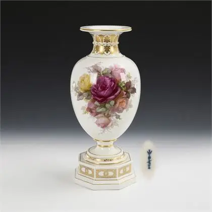 Jugendstil vaas met zachte beschildering. KPM Berlin