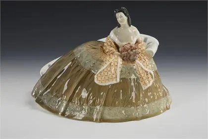Groot jugendstilfiguur: Zittende dame in crinoline. KPM Berlin