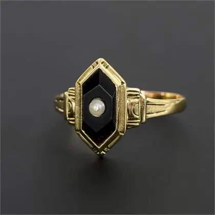 Historic ring with onyx plaque and small pearl