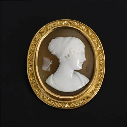 Brooch with shell cameo
