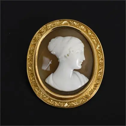 Brooch with shell cameo