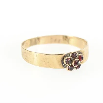 Historischer Ring mit Granatblüte