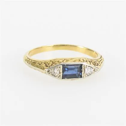 Historischer Ring mit einem blauen Farbstein, wohl Saphir, und 2 Diamanten