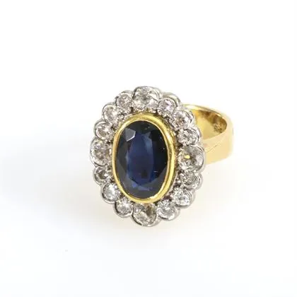 Entourage-Ring mit blauem Farbstein, wohl Saphir, und Altschliff-Diamanten