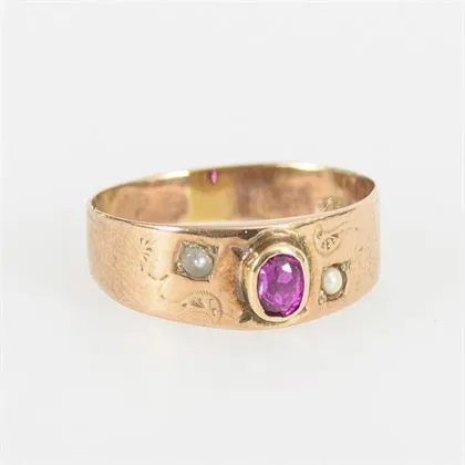 Sehr kleiner Ring mit rotem Farbstein und Saatperlen