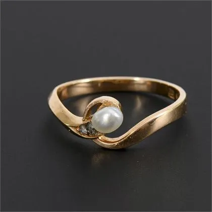 Art Nouveau ring with diamond and pearl