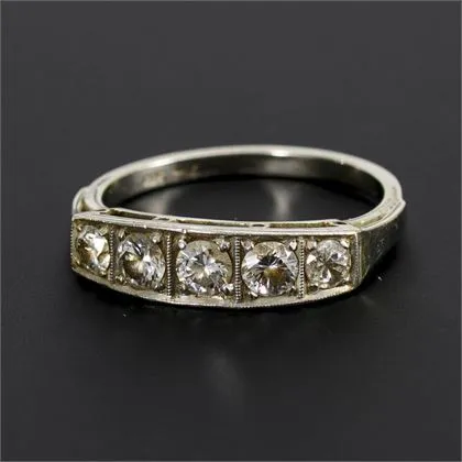 Art Deco ring with 5 diamonds