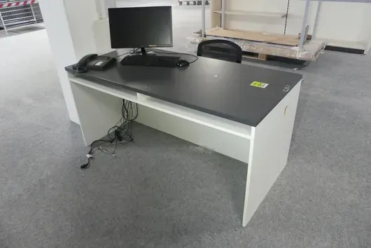 Nowy Style - Schreibtisch mit Bürostuhl und Technik-Set