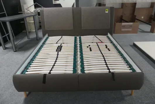 Doppelbett mit Lattenrost, ohne Matratzen