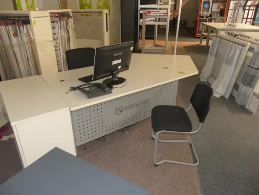 Coin vente avec bureau, buffet, fauteuil de bureau, chaise, technique