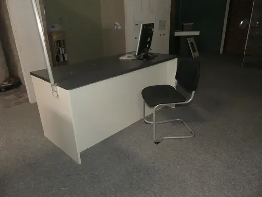 Stůl s židlí pro návštěvy a technikou