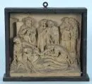Reliéf – Oplakávání Krista – keramika, 16 x 18 cm, v dřevěném rámu, celkem 18 x 21,5 cm;