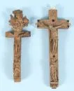 Croix reliquaires, 2 pièces – bois, décorations sculptées avec corps du Christ et Mater Dolorosa, 1 avec Dieu le Père et appliques aux jambes, 4 et 6 reliques