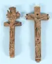 Croix reliquaires, 2 pièces – bois, décorations sculptées avec corps du Christ et Mater Dolorosa, 1 avec Dieu le Père et appliques aux jambes, 4 et 6 reliques
