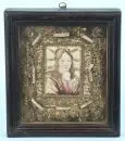 Cadre reliquaire, 18e s. – au centre aquarelle avec portrait d'une sainte, entouré de riches travaux de monastère en fil d'or et d'argent, 8 reliques
