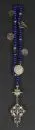 Chapelet – perles en porcelaine, glaçure bleue, 4 pendentifs monnaie et 1 cœur en argent, croix en argent filigrane avec bois et…