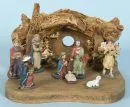 Weihnachtskrippe – Holz, braun gebeizt, 13 x 21x 21 cm, mit 10 farbig gefassten Figuren aus Gussmasse, H= 2-7 cm;