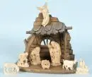 Crèche de Noël – bois teinté brun, 20 x 28 x 13 cm, avec 8 figurines en bois, H= 2,5-9 cm