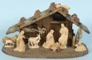 Weihnachtskrippe – Holz, braun gebeizt, 20 x 36 x 18 cm, mit 7 Holzfiguren, H= 2,5-10,5 cm;