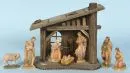 Crèche de Noël – bois teinté brun, 21 x 23 x 12 cm, avec 7 figurines en bois polychromes, H= 2,5-10,5 cm