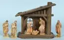Crèche de Noël – bois teinté brun, 22 x 23 x 12 cm, avec 6 figurines en bois polychromes, H= 2,5-10,5 cm
