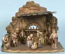Crèche de Noël – bois teinté brun, 24 x 32 x 17 cm, avec 8 figurines en bois polychromes, H= 3-10 cm