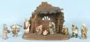 Crèche de Noël – bois teinté brun, 25 x 34 x 21 cm, avec 9 figurines en résine polychromes, H= 3-11 cm, 1 main de Marie endommagée