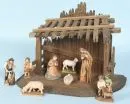 Weihnachtskrippe – Holz, braun gebeizt, 27 x 36 x 19 cm, mit 8 farbig gefassten Holzfiguren, H= 2,5-12 cm;