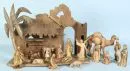 Crèche de Noël – bois teinté brun, sur plaque, 42 x 60 x 24 cm, avec 16 figurines en bois polychromées, H= 3-20 cm