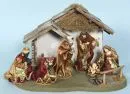 Weihnachtskrippe – Holz, farbig gefasst, 27 x 41 x 26 cm, mit Hl. Familie und Hl. Drei Könige aus Kunstmasse in Stoffgewändern, H= 4-16 cm;