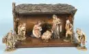 Crèche de Noël – bois/écorce, 20 x 34 x 19 cm, avec 7 figurines en bois polychromes, H= 4-12,5 cm