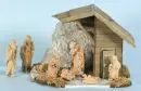 Crèche de Noël – bois/papier mâché, 25 x 37 x 24 cm, avec 8 figurines en bois (1 légèrement endommagée), H= 3-14 cm