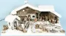 Crèche de Noël – bois/papier mâché, en chalet de montagne avec chapelle, 35 x 70 x 44 cm, avec éclairage et 26 figures en bois peintes