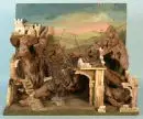 Crèche de Noël – bois/morceaux d'écorce, fond peint en panneau de fibres, forme de terrain rocheux avec ruines, 61 x 71 x 30 cm, sans figures