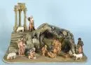 Crèche de Noël – polystyrène/écorce, polychrome, grotte avec fragment de ruine, 28,5 x 45 x 33 cm, avec éclairage et 10 figurines en bois polychrome