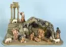 Crèche de Noël – polystyrène/écorce, polychrome, grotte avec fragment de ruine, 28,5 x 45 x 33 cm, avec éclairage et 10 figurines en bois polychrome