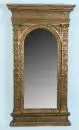 Miroir – bois/masse moulée, patine bronze, décor en relief riche, base et corniche profilées, verre à facettes, 143 x 78 cm