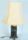 Lampe de table – base en laiton avec branchages en relief, corps en céramique avec figure de dragon, monture en laiton, abat-jour en tissu, 1 douille