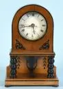 Pendule de table – boîtier en bois partiellement ébonisé, décor noir, 2 colonnes tournées, cadran vitré, chiffres romains, H= 27 cm