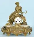 Pendule de table – fonte de zinc couleur laiton, décor en relief avec feuilles d'acanthe, alabastre, cadran émaillé, vers 1890