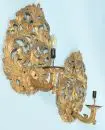 Paire d'appliques murales – bois doré, richement sculpté et ajouré de feuilles d'acanthe, chacune avec bras courbé et 1 douille…