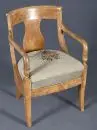 Fauteuil à accoudoirs – noyer, 4 pieds incurvés, assise rembourrée, H= 84 cm