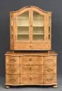 Commode baroque avec vitrine – noyer, marqueterie de panneaux, 4 pieds tournés, partie inférieure galbée et 3 tiroirs, vitrine sur 4 pieds
